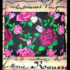 NWT. Floral Betsey Johnson Clutch/Wristlet. ❤️❤️❤️